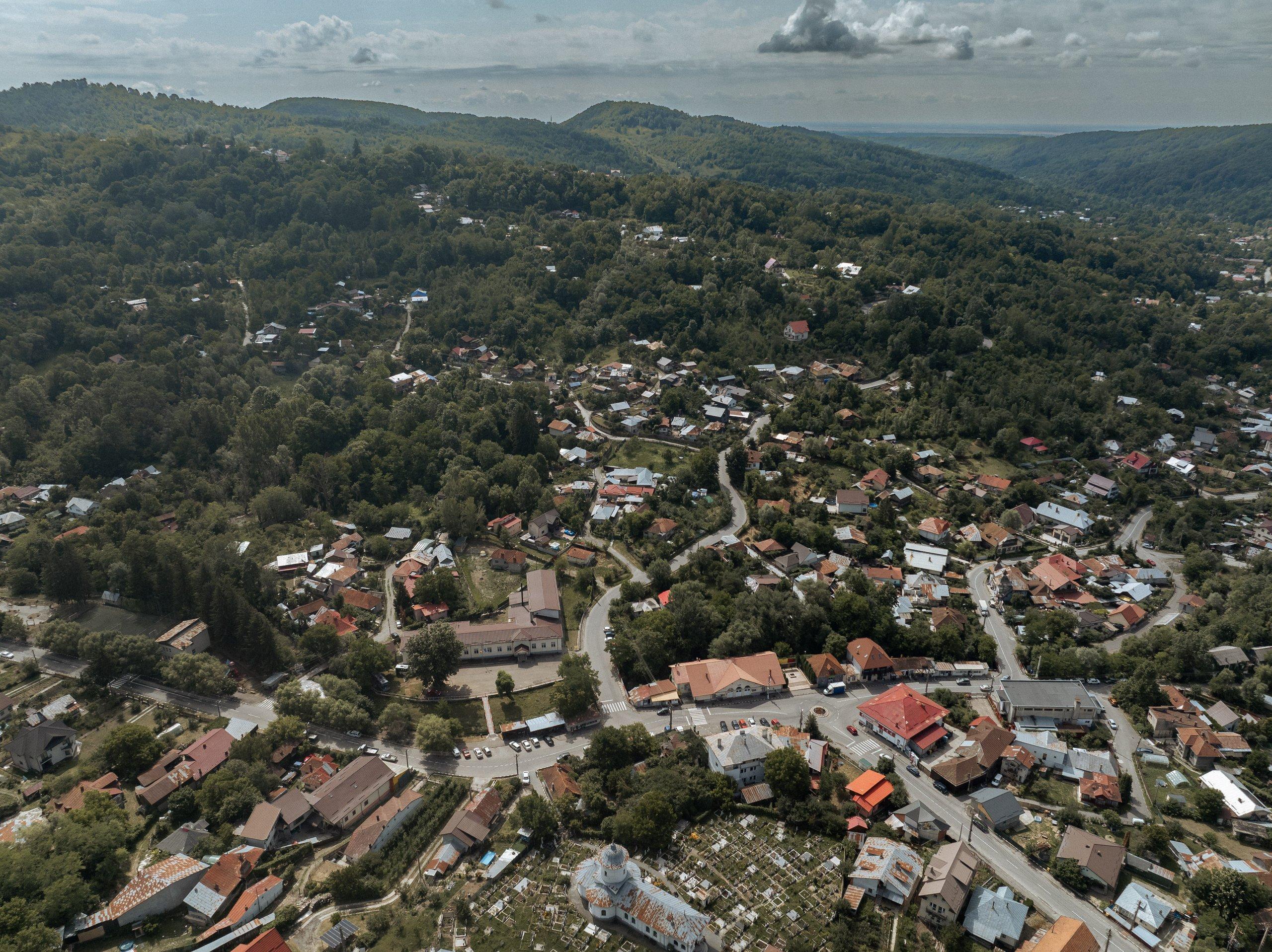 Vedere aeriană asupra unui sat din dealurile Prahovei, în Ținutul Stejarilor