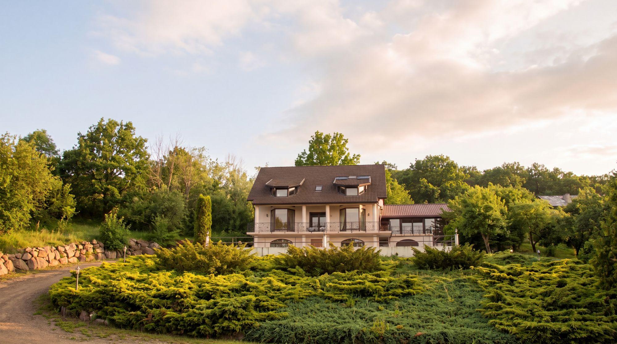 Exteriorul vilei Hidden Hills, singura unitate de cazare a proprietății