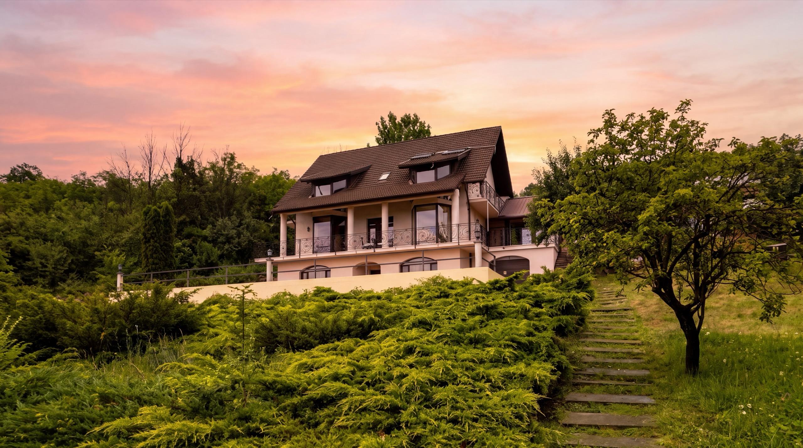 Proprietatea Hidden Hills, pe dealul de la liziera pădurii din Țipărești, Prahova