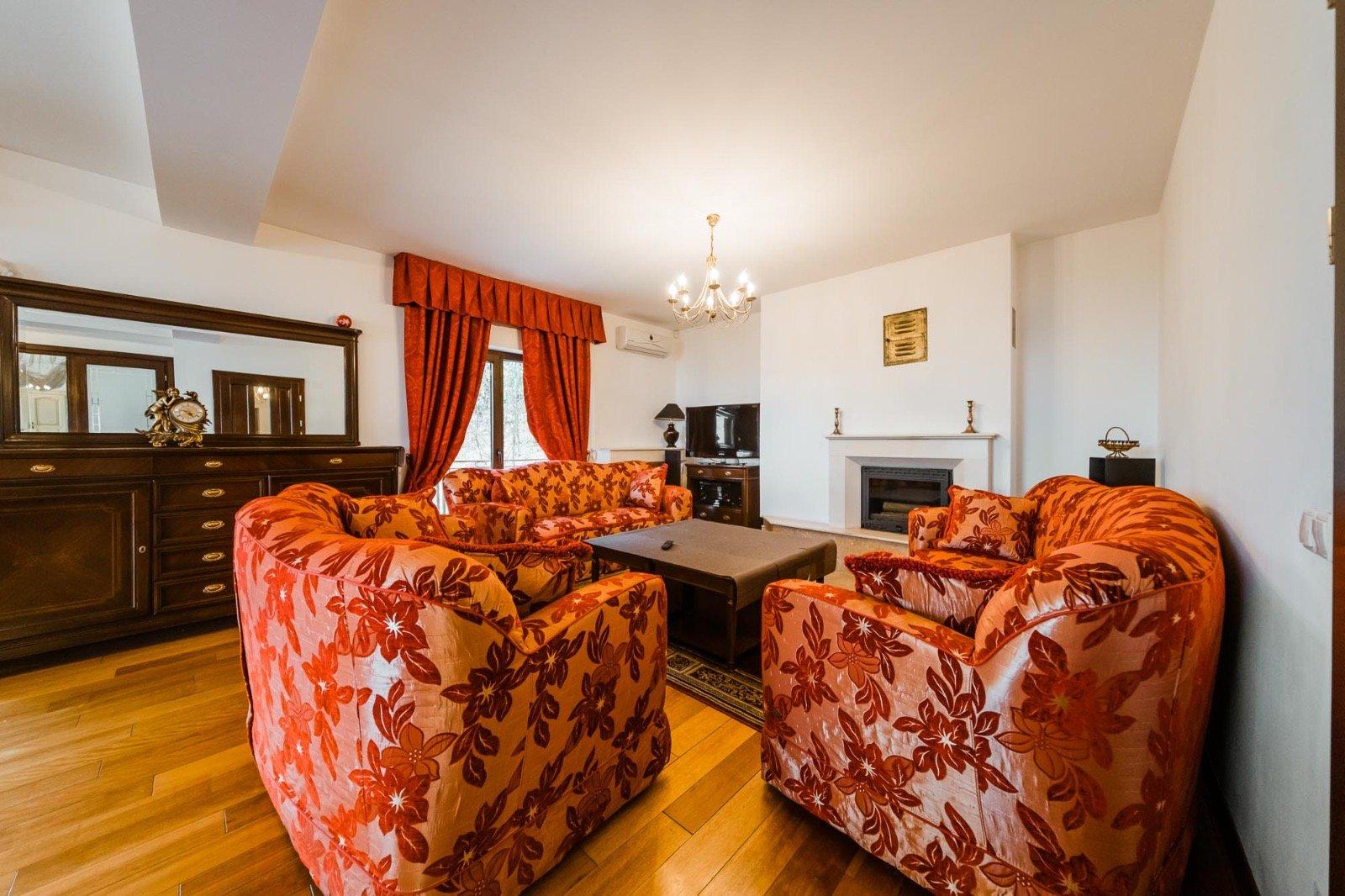 Livingul Main Villa cu șemineu și ferestre mari spre deal
